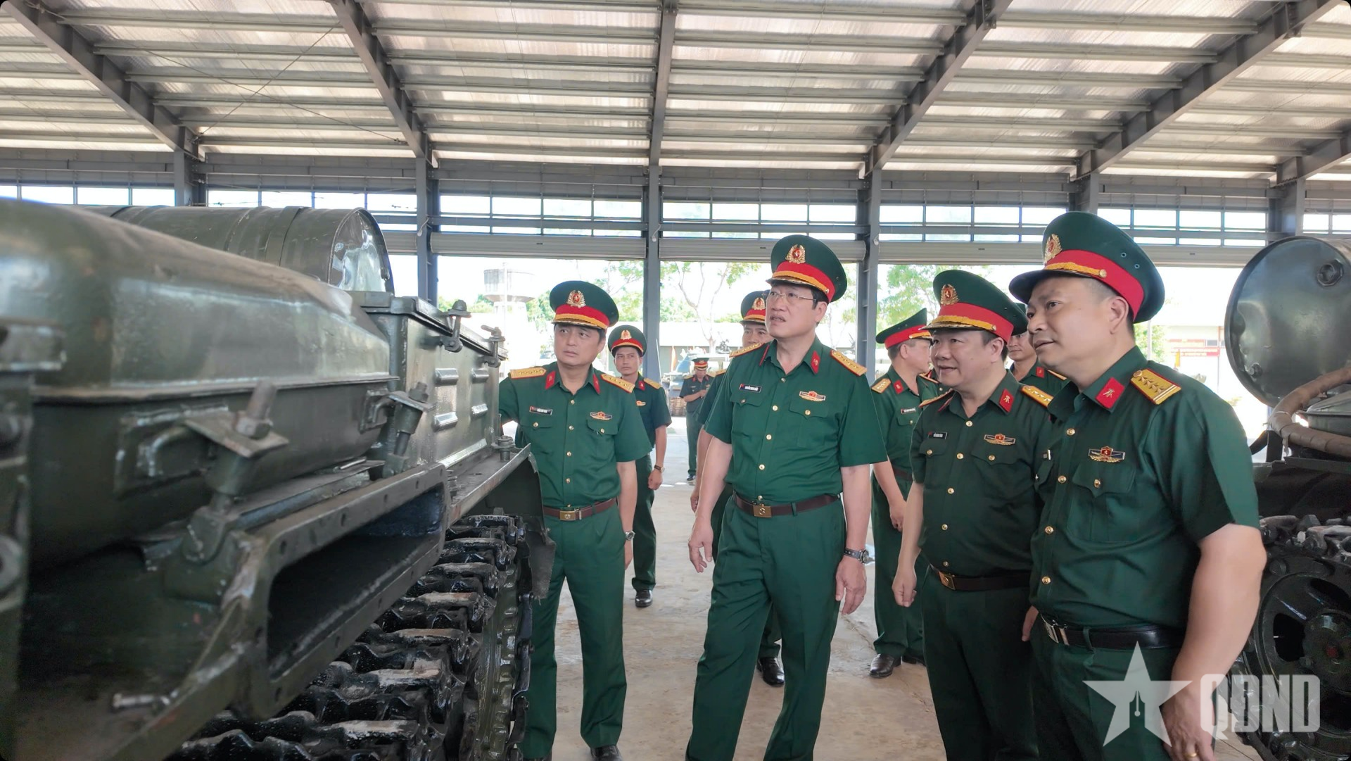 Tổ chức bàn giao, tiếp nhận vũ khí, trang bị kỹ thuật tăng thiết giáp
